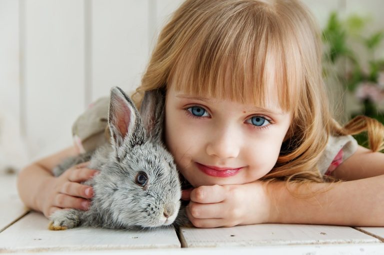 Niña con conejo