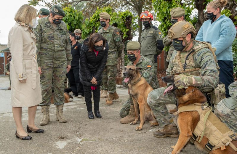 La Ministra Margarita Robles visita las instalaciones del Centro Militar Canino de la Defensa