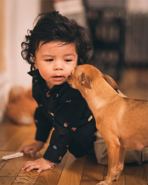 Niño con perro