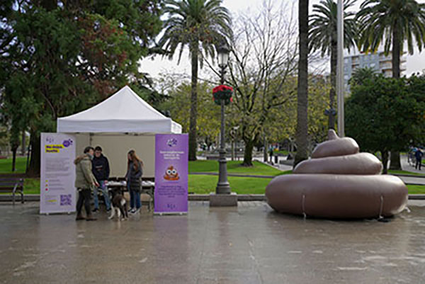 Santurtzi coloca “un excremento gigante en sus calles” para sensibilizar y concienciar a las personas dueñas de mascotas