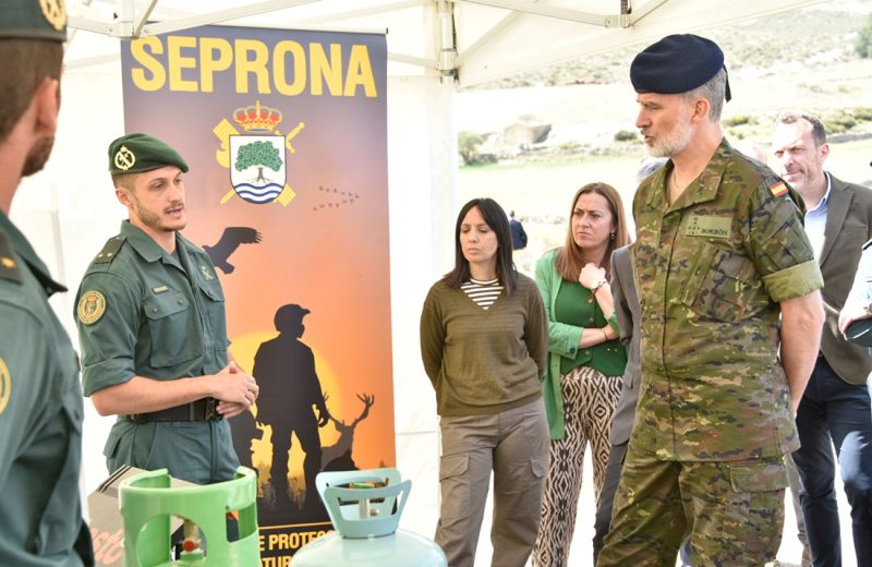 S. M. El Rey visita el SEPRONA de la Guardia Civil para conocer cómo trabaja en la protección del medioambiente