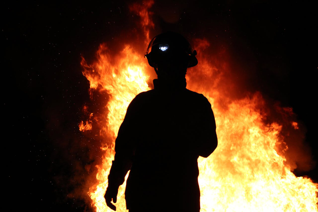 Incendio - Foto de Elisa Giaccaglia: https://www.pexels.com/es-es/foto/bombero-18299007/