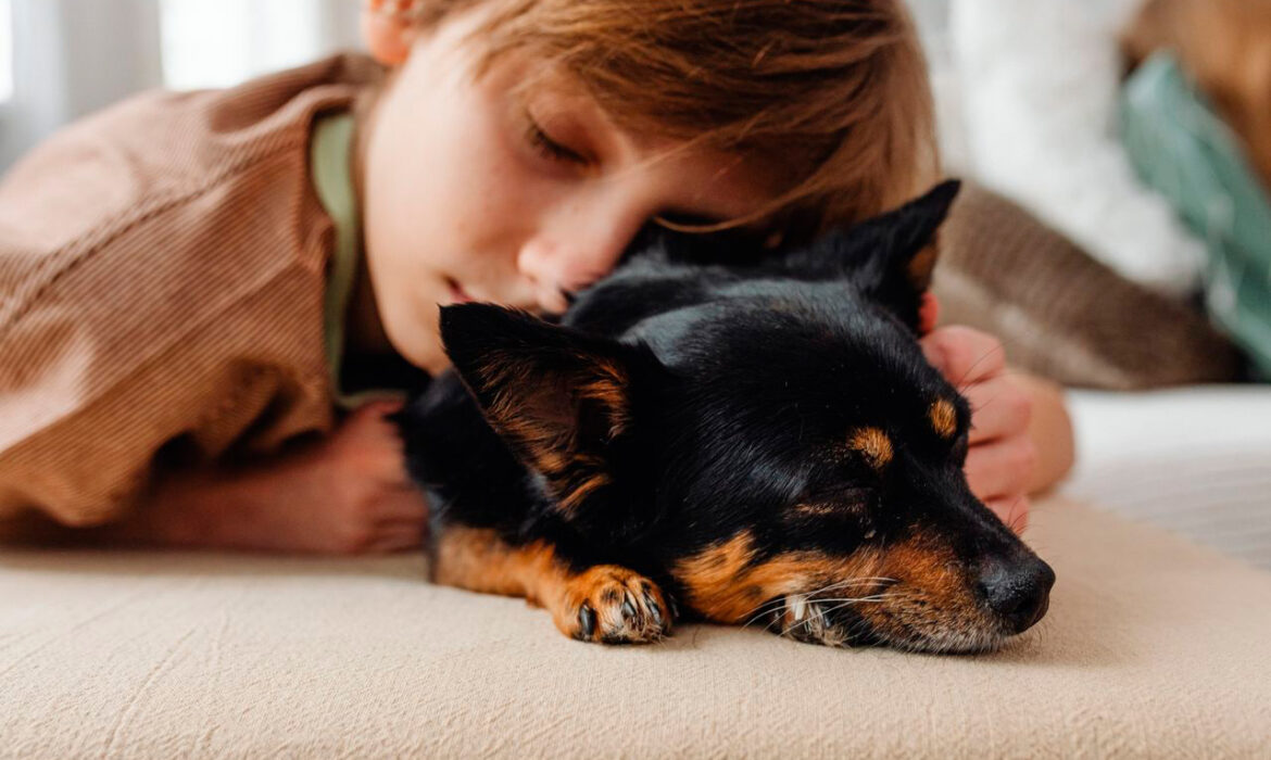 Niño con perro- pexels