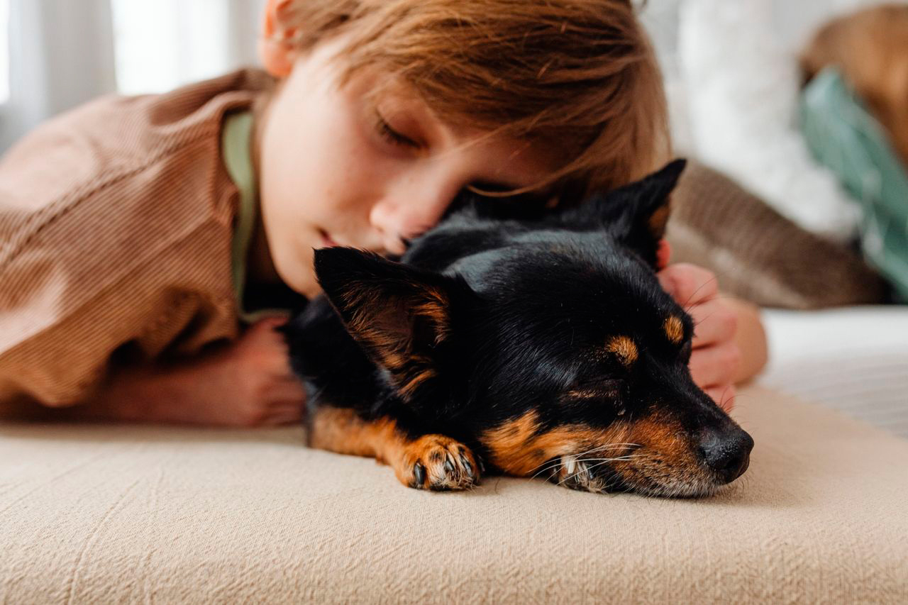 Niño con perro- pexels